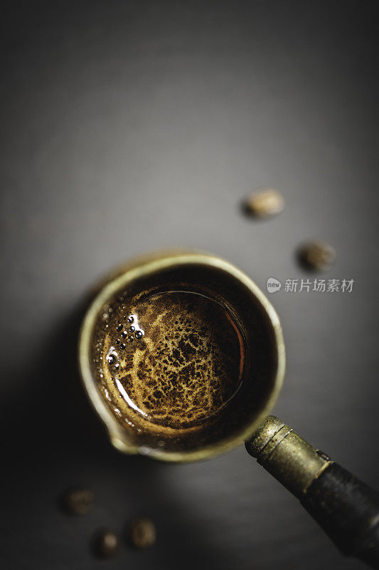 土耳其铜咖啡壶和烤咖啡豆