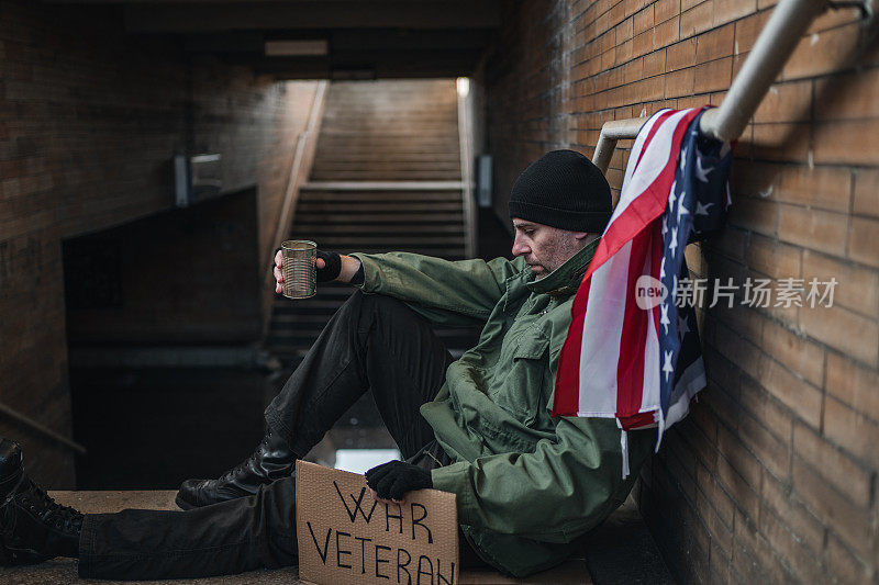 无家可归的退伍军人在街上乞讨