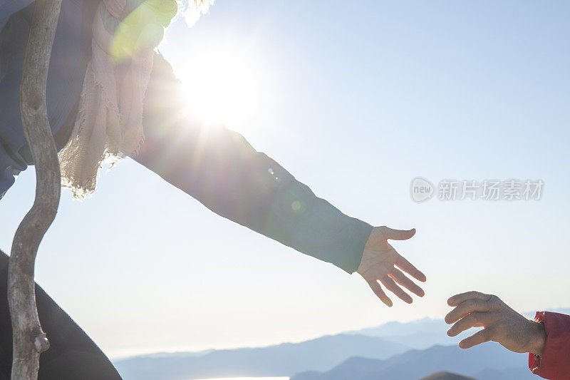 一对成熟的情侣在阳光明媚的山脊上远足