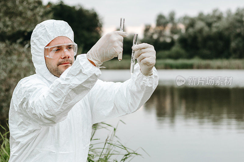 科学家检测有毒的水