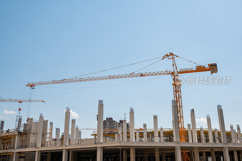 建筑塔吊在建筑工地上对着天空库存照片