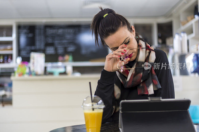 咖啡厅里的一个年轻漂亮的女人。