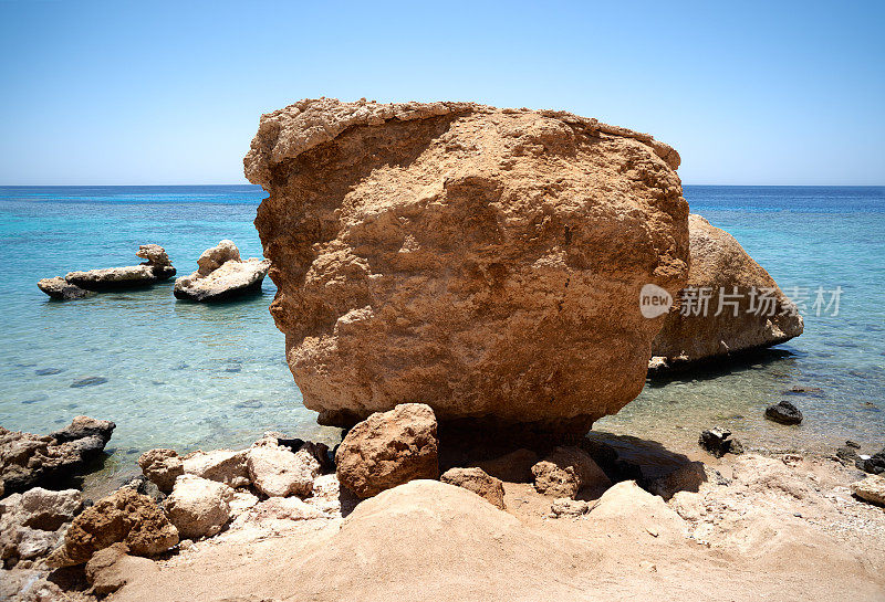 海滩上的岩石，岩石海岸红海，蓝天和水