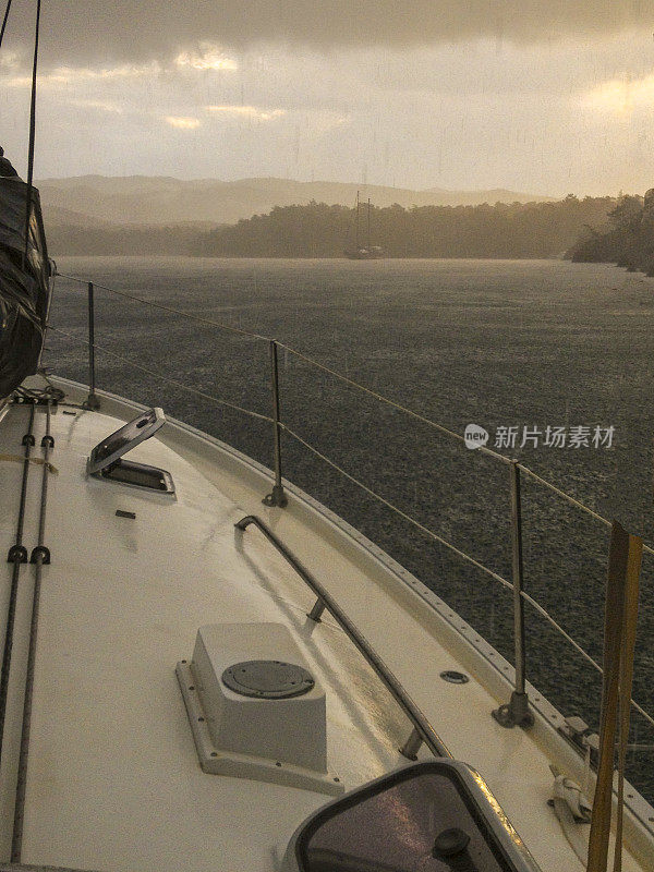 下雨天抛锚的游艇