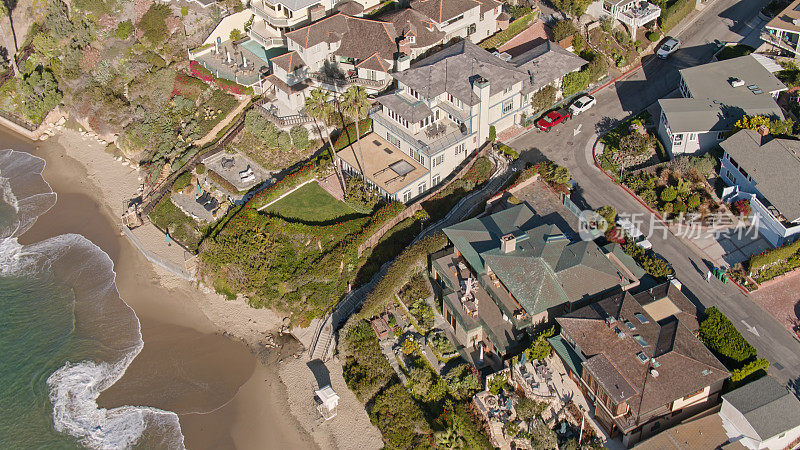 俯瞰新月湾太平洋海滩的高档住宅，加州-空中