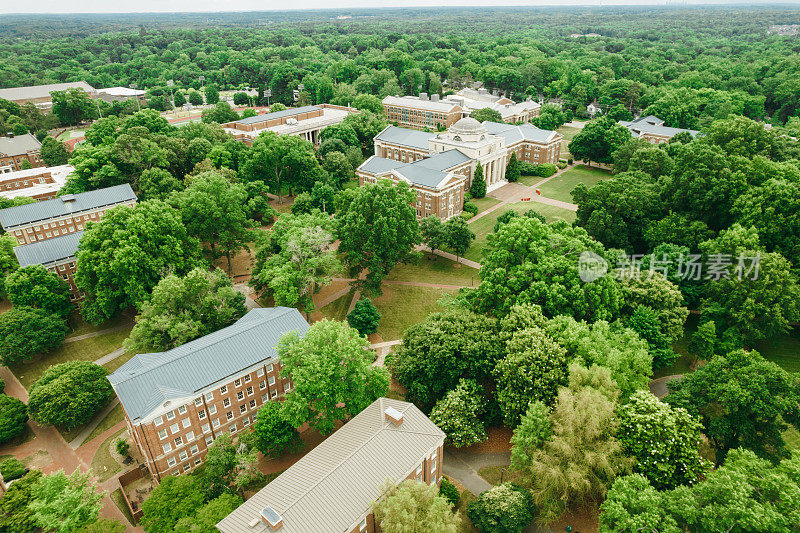 春天的大学校园上空