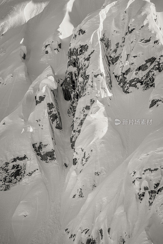 极速滑雪者从山谷中下山