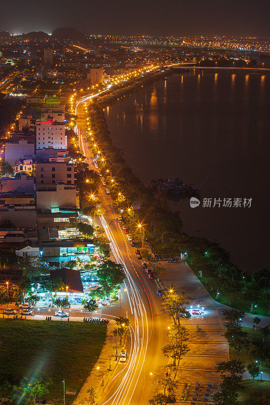 岘港市汉江边的一条街道