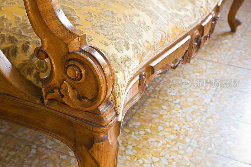 一件仿古的传统意大利木制家具的细节刚刚修复了花卉装饰