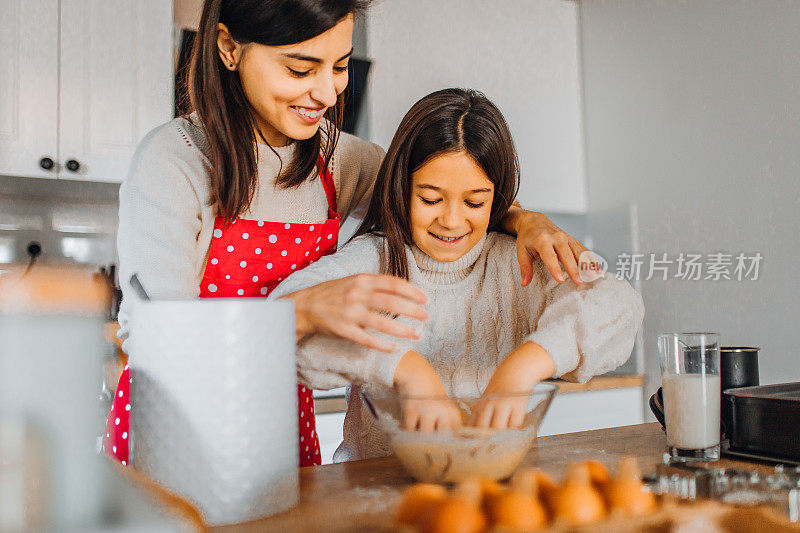 妈妈和女儿在厨房