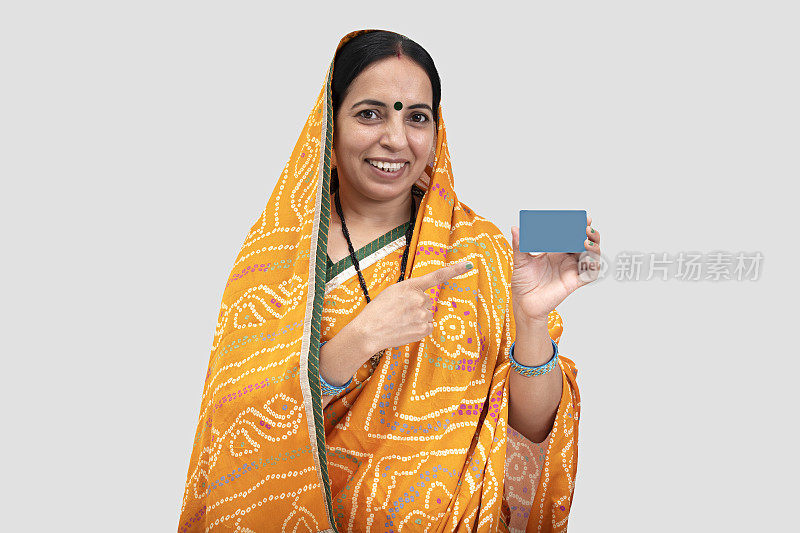 印度妇女的肖像在纱丽站在孤立的白色背景照片
