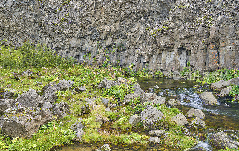 令人惊叹的Gjáin瀑布谷，位于欧洲美丽独特的岛国冰岛