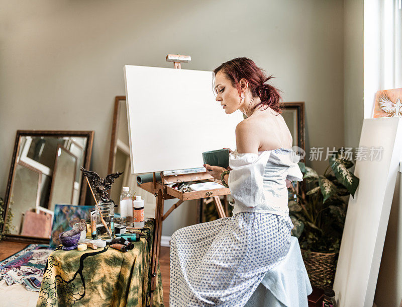 一个年轻的白人女人在画室里画画