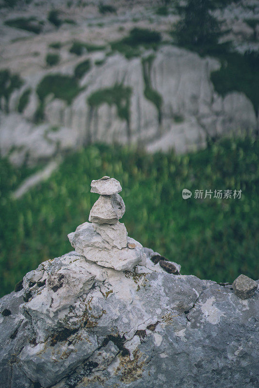 岩石以石冢的形式平衡的风景