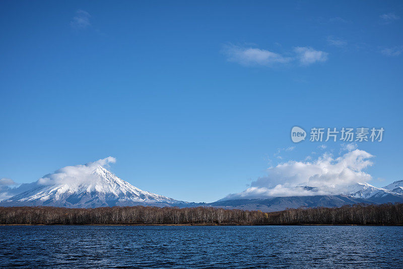 秋天，从湖中俯瞰科里亚克斯基火山和阿瓦钦斯基火山