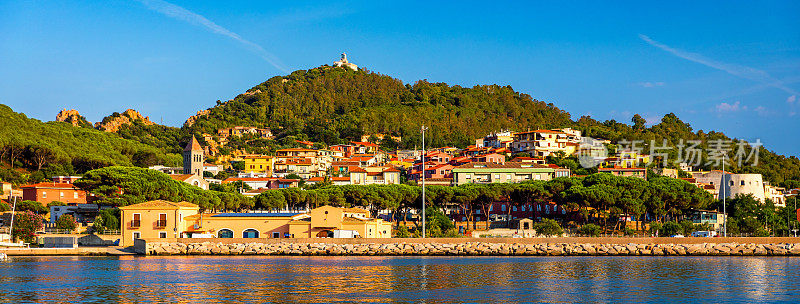 意大利，撒丁尼亚，阿巴塔克斯港村美丽的港口。Arbatax全景图。撒丁岛。意大利