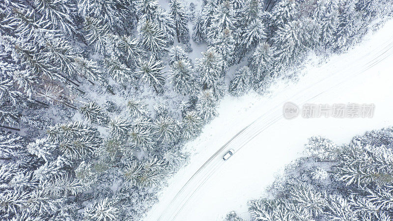 汽车行驶在冬天的乡村道路上