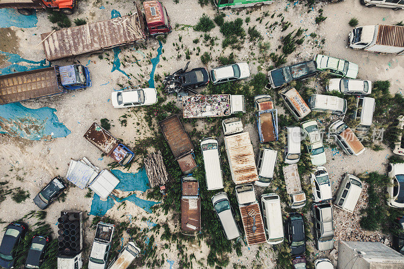 失事和废弃汽车的俯视图