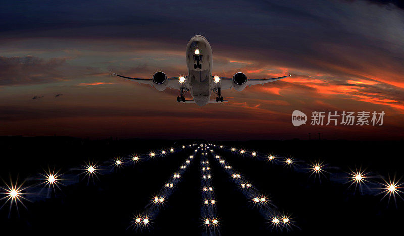 一架客机从夜间机场跑道起飞