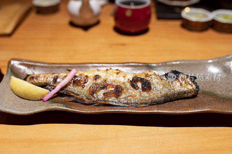 在日本烧烤或Yakiniku餐厅的烤刀鱼