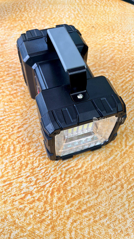 配备LED手电筒的应急四边形