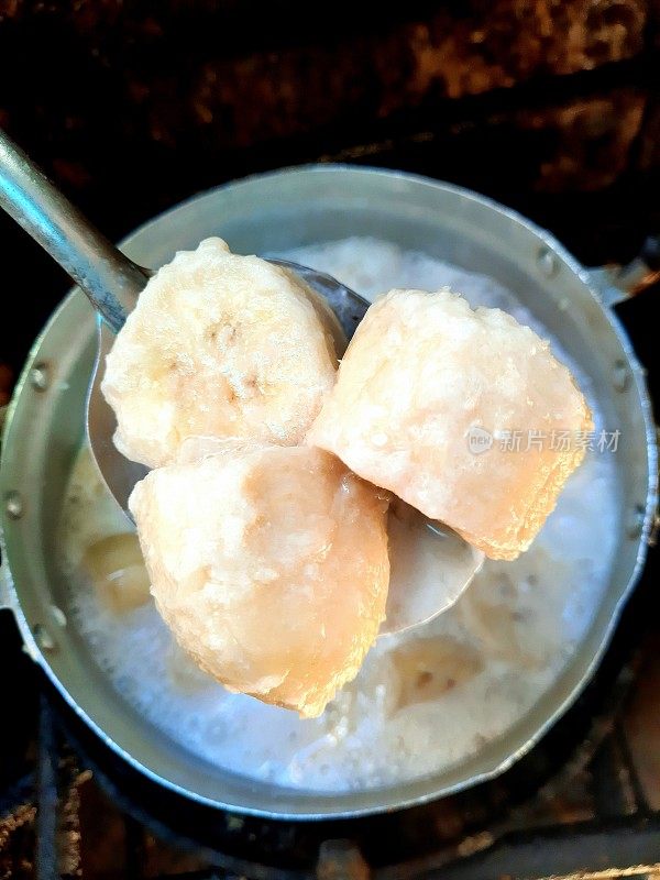 用椰奶煮香蕉-泰式甜点。