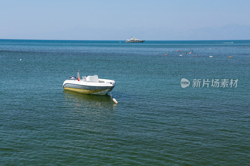 乘坐摩托艇观赏地中海海景。火鸡