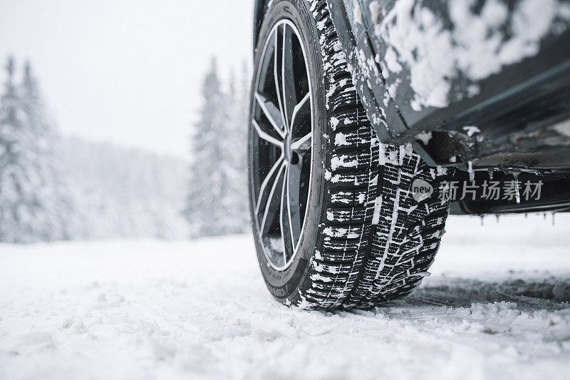 汽车轮胎在雪路上的特写