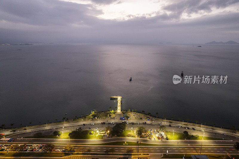 Florianópolis下午晚些时候和傍晚早些时候的城市天际线。