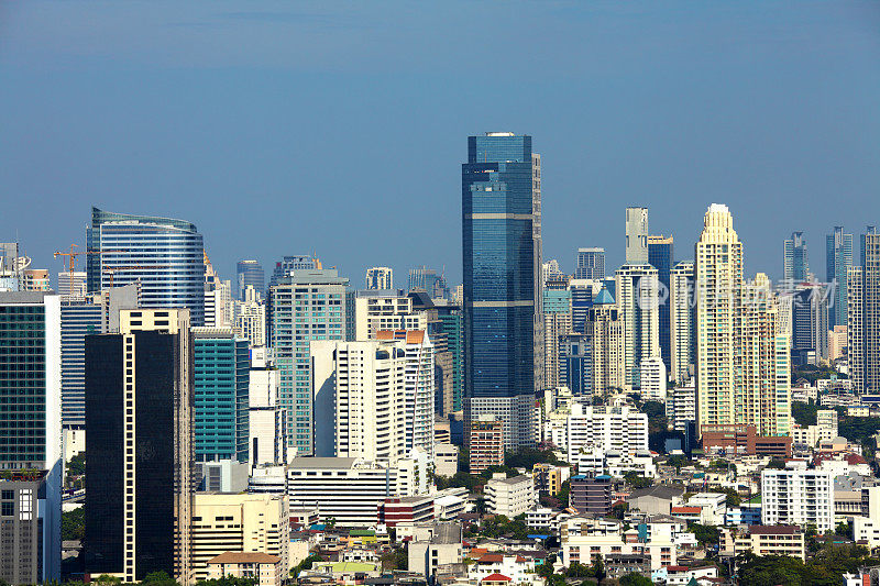 曼谷的高角度城市景观，高楼大厦在泰国阳光明媚的蓝天上