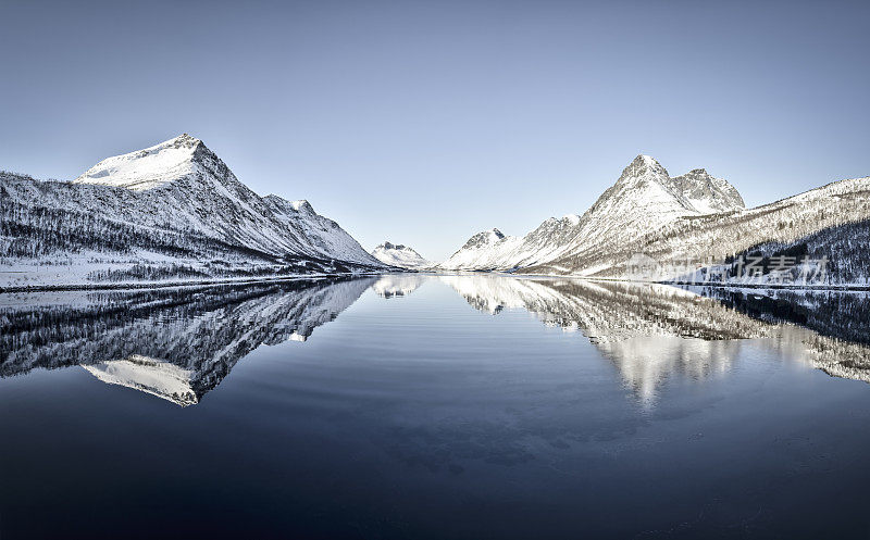 在一个美丽的冬日里，格里尔lefjorden的全景