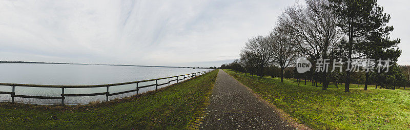 在雨天，德国林根镇一条名为“Speicherbecken”的湖边小路。