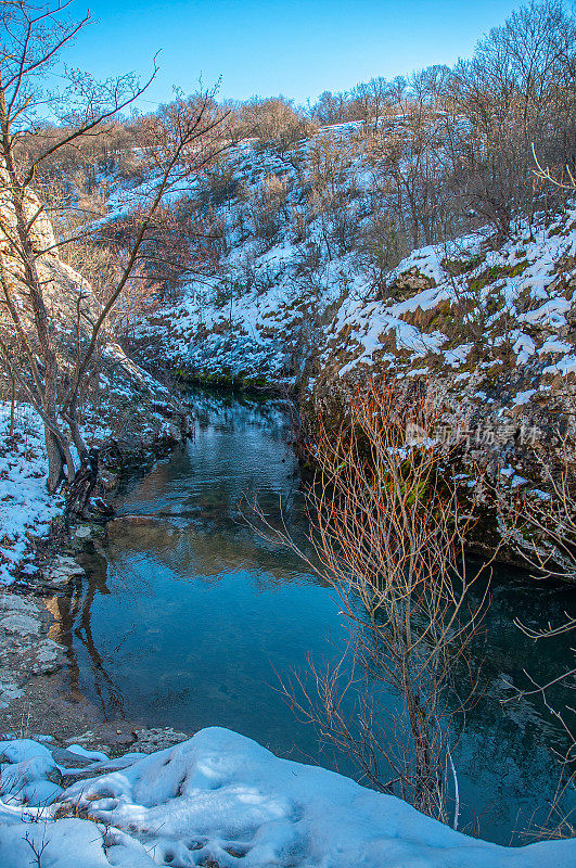 冬季山地景观，河流积雪和树木，最喜欢野餐的地方