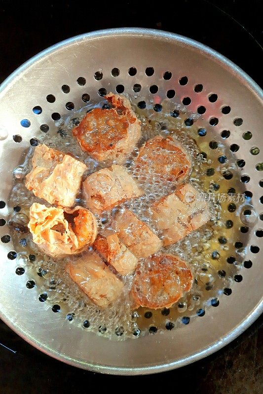 蟹肉卷在烹调用油中油炸-烹调食品。
