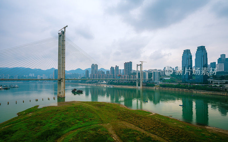 阴天重庆滨江城市的现代建筑和立交桥