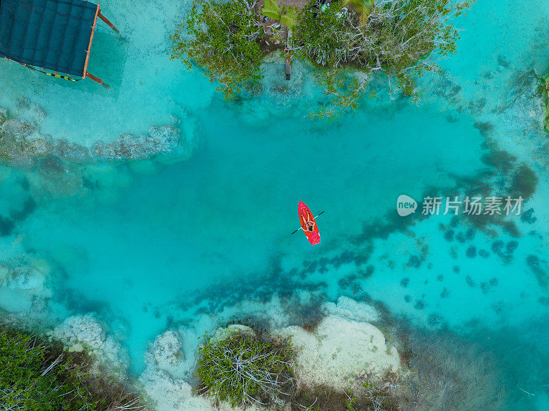 墨西哥Bacalar泻湖上红色独木舟的鸟瞰图