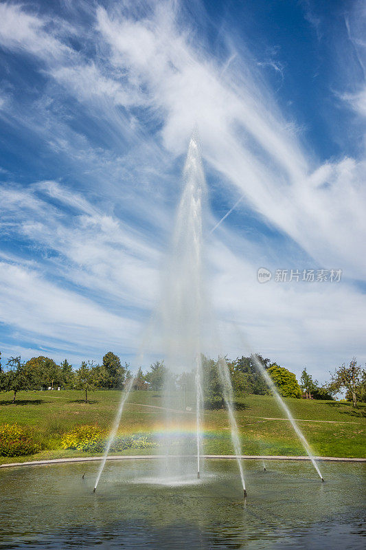 斯图加特一个公园喷泉下的彩虹