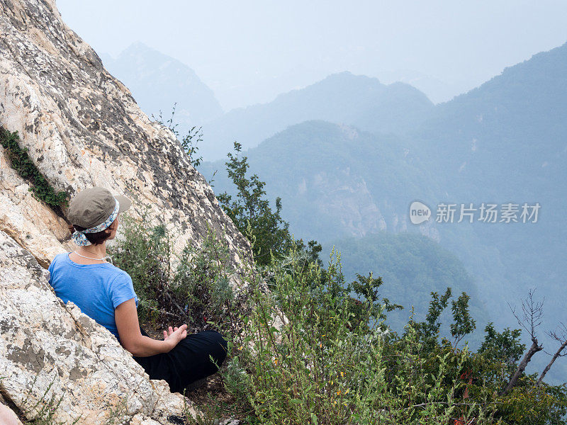 在神山嵩山上冥想的女子，中国