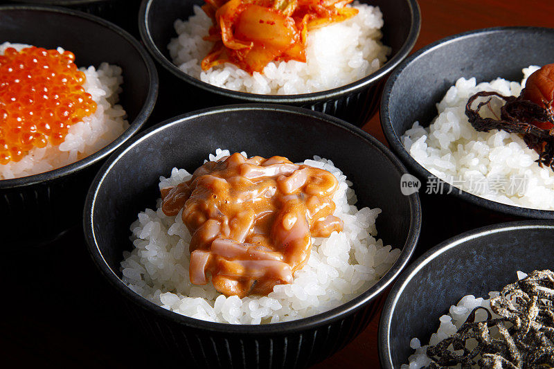 日本家庭烹饪，配菜放在热米饭上