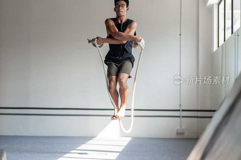 肌肉发达的亚洲男子跳绳