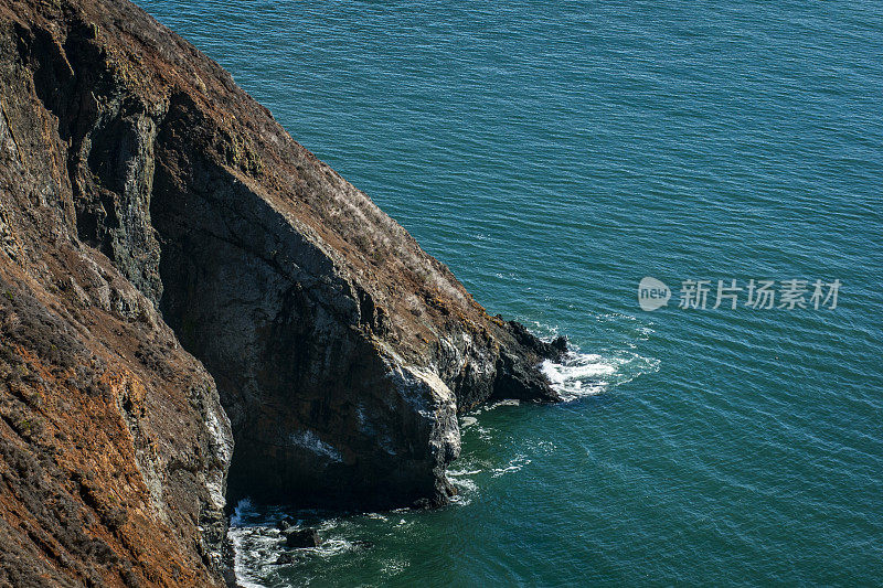 海浪拍打着加利福尼亚海岸的岩面