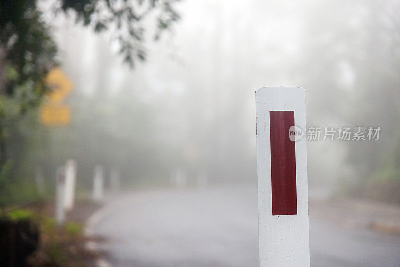 带红色反光器的道路安全导柱