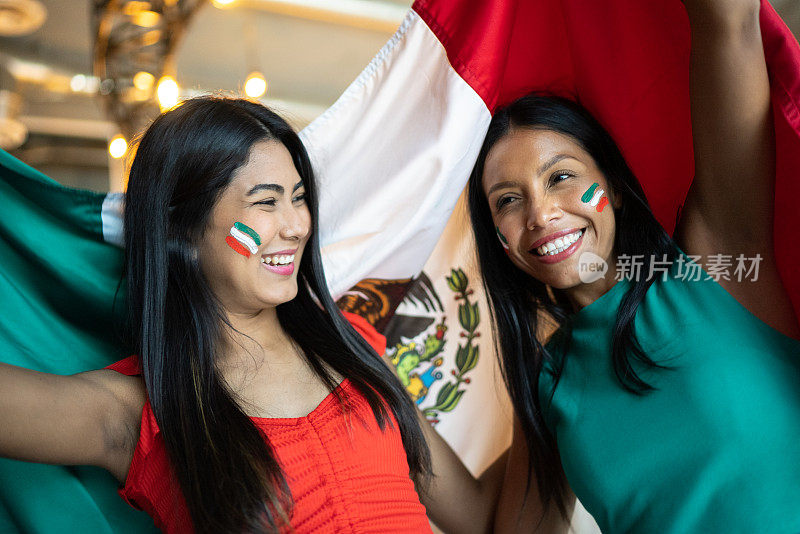 年轻的女球迷手持墨西哥国旗庆祝胜利