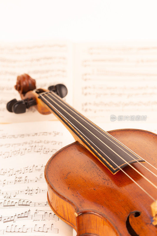 巴洛克式小提琴，背景是乐谱
