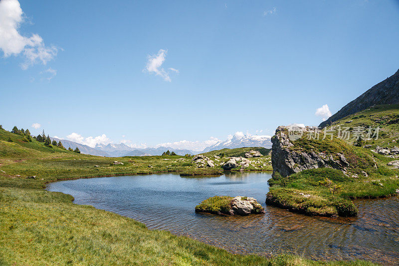 夏季法国阿尔卑斯山脉奥山山脉高海拔湖泊的惊人景观