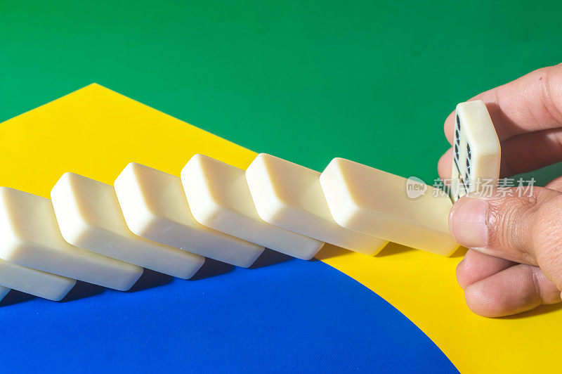 游戏多米诺上面有一面黄蓝绿相间的国旗，巴西色彩，复制空间