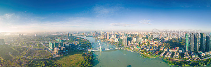 胡志明市的天际线和摩天大楼的空中全景图西贡河，市中心的商业中心。早上的观点。远处是地标81号摩天大楼