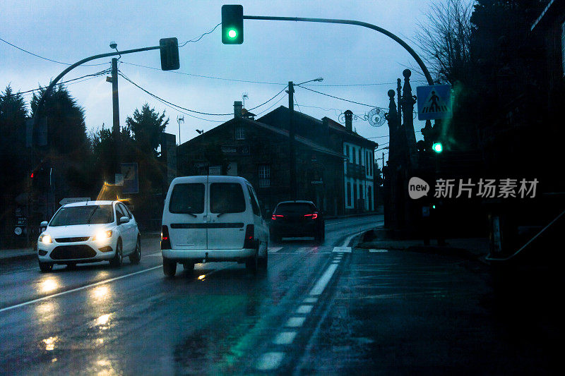 城市道路行驶在雨天黄昏。