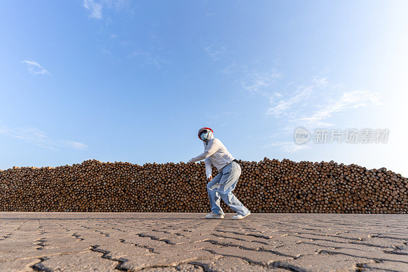 一名蒙面女子在木材堆垛区跳了起来