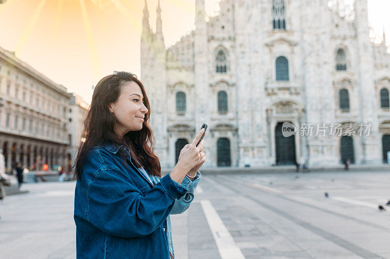 女人在街上用智能手机发短信